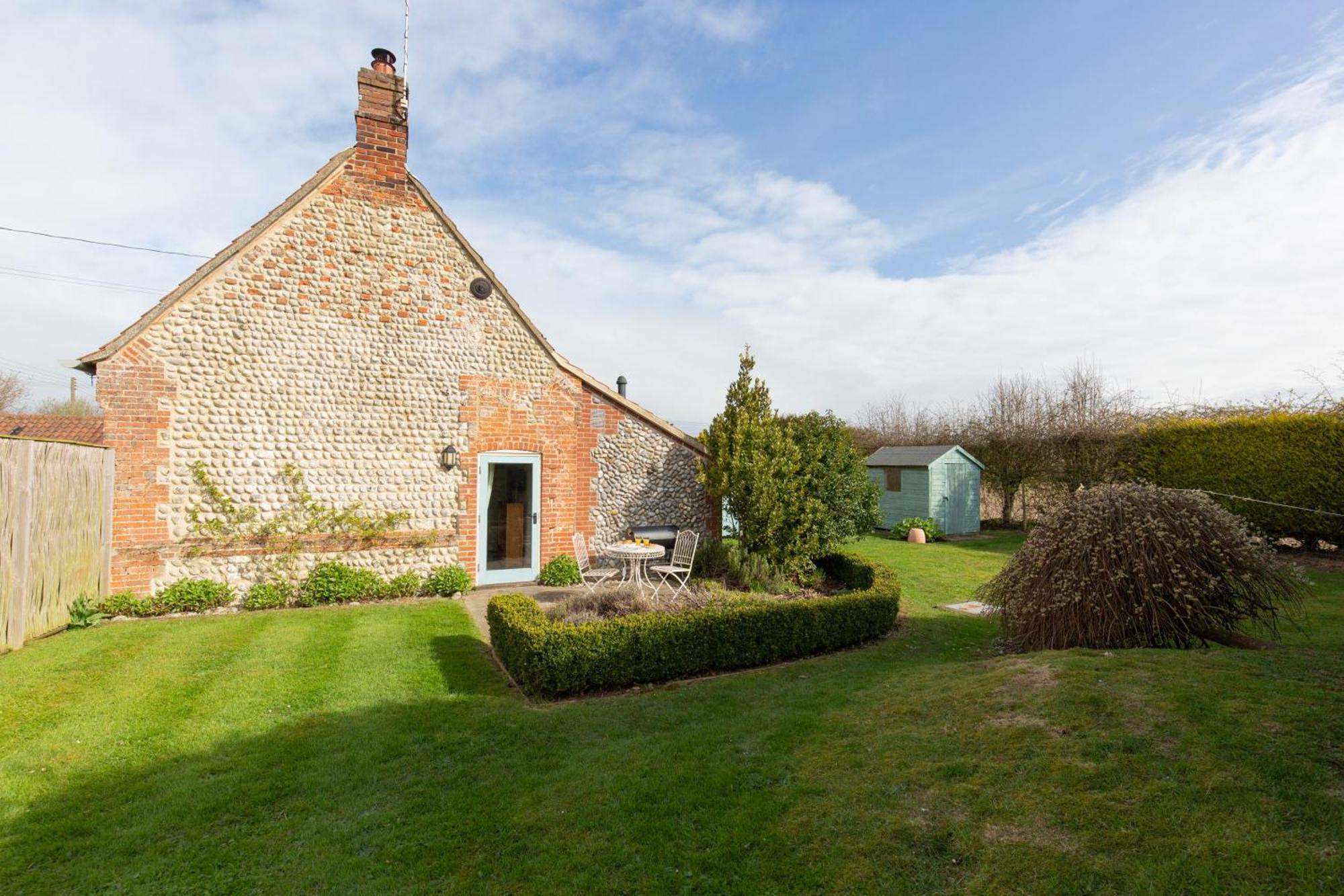 Garden Cottage West Beckham Exterior photo